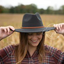 Load image into Gallery viewer, Wide brim hat w/belt