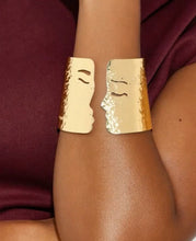 Load image into Gallery viewer, Hidden Face Cuff